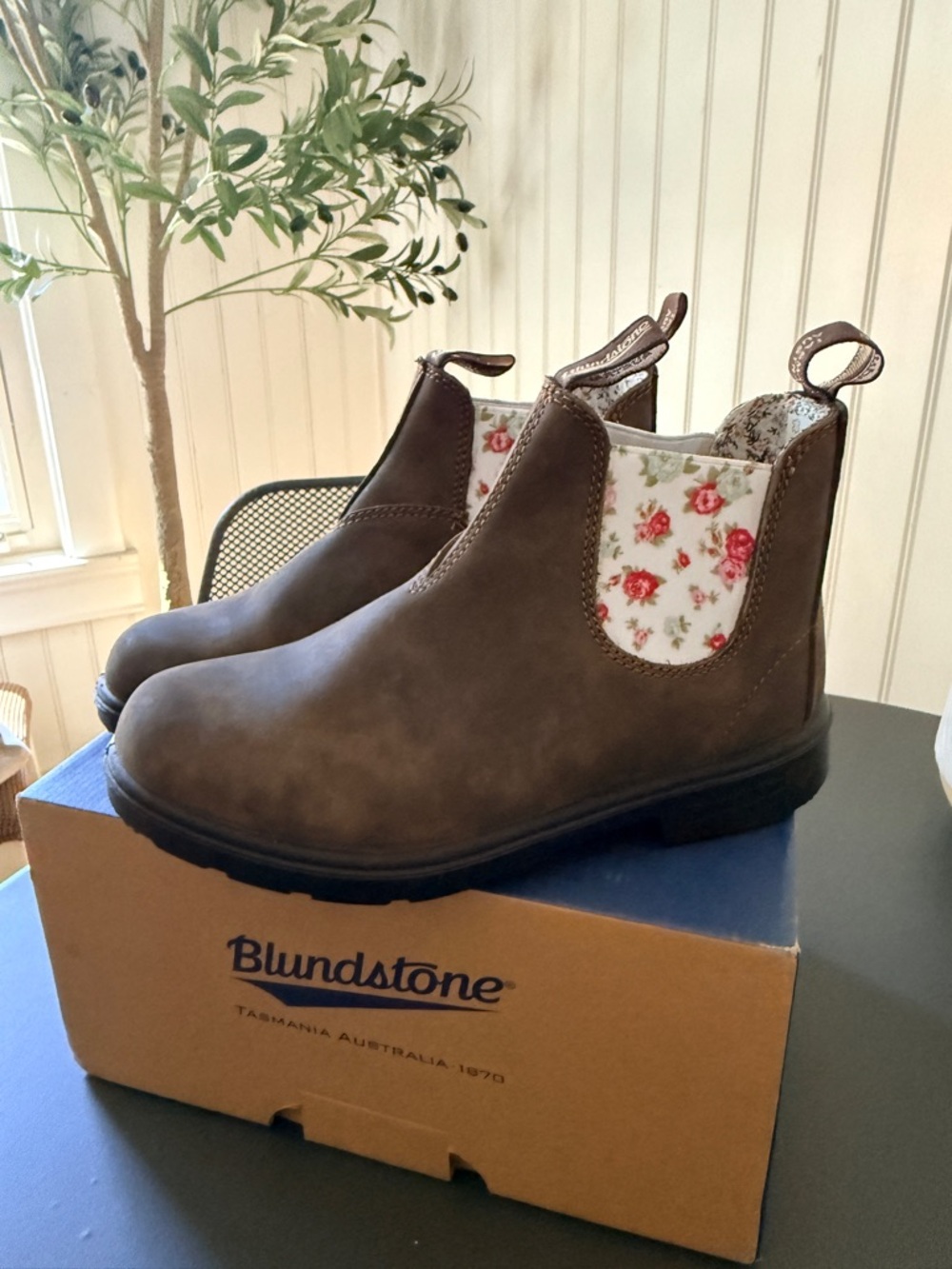 Blundstone Kids Brown Chelsea Boots with Floral Elastic Panels